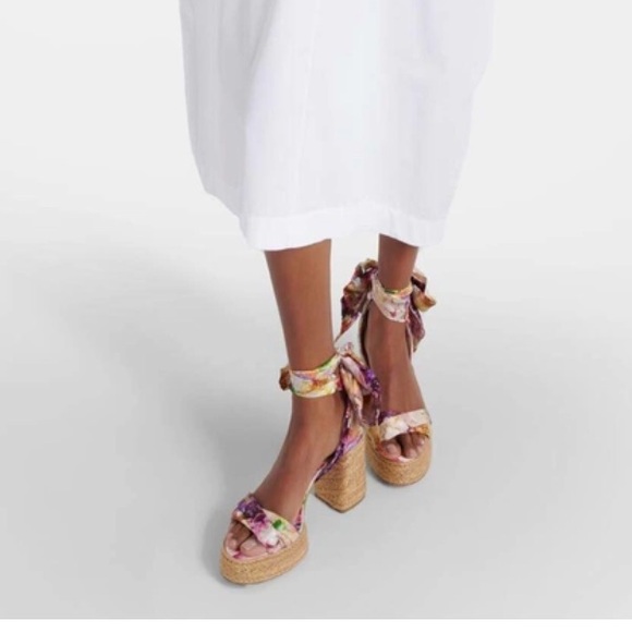 Christian Louboutin
Mariza Du Desert Ankle-Wrap Sandals
Size 38 - Picture 9 of 11